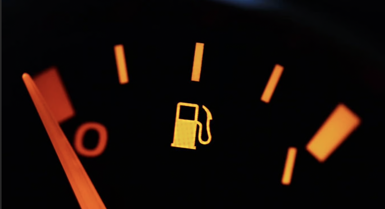 ⛽ Скільки можна проїхати після загоряння лампи пального та чим небезпечна їзда «на резерві» 🚗