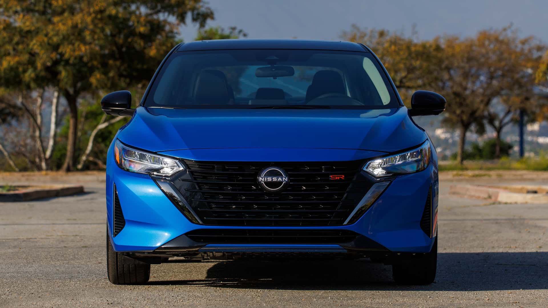 Компактному Nissan Sentra підкоригували зовнішність та оснащення
