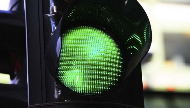 Вже із завтрашнього дня в Україні нові світлофори будуть із смарагдовим кольором замість зеленого