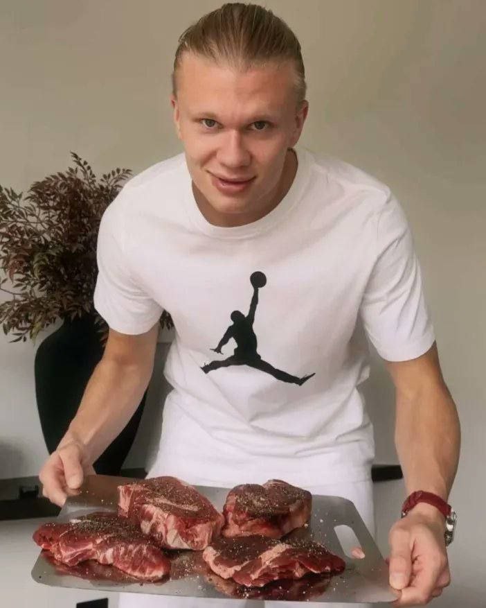 Голанд споживає близько 6 тисяч калорій на день і їсть 6 разів на добу