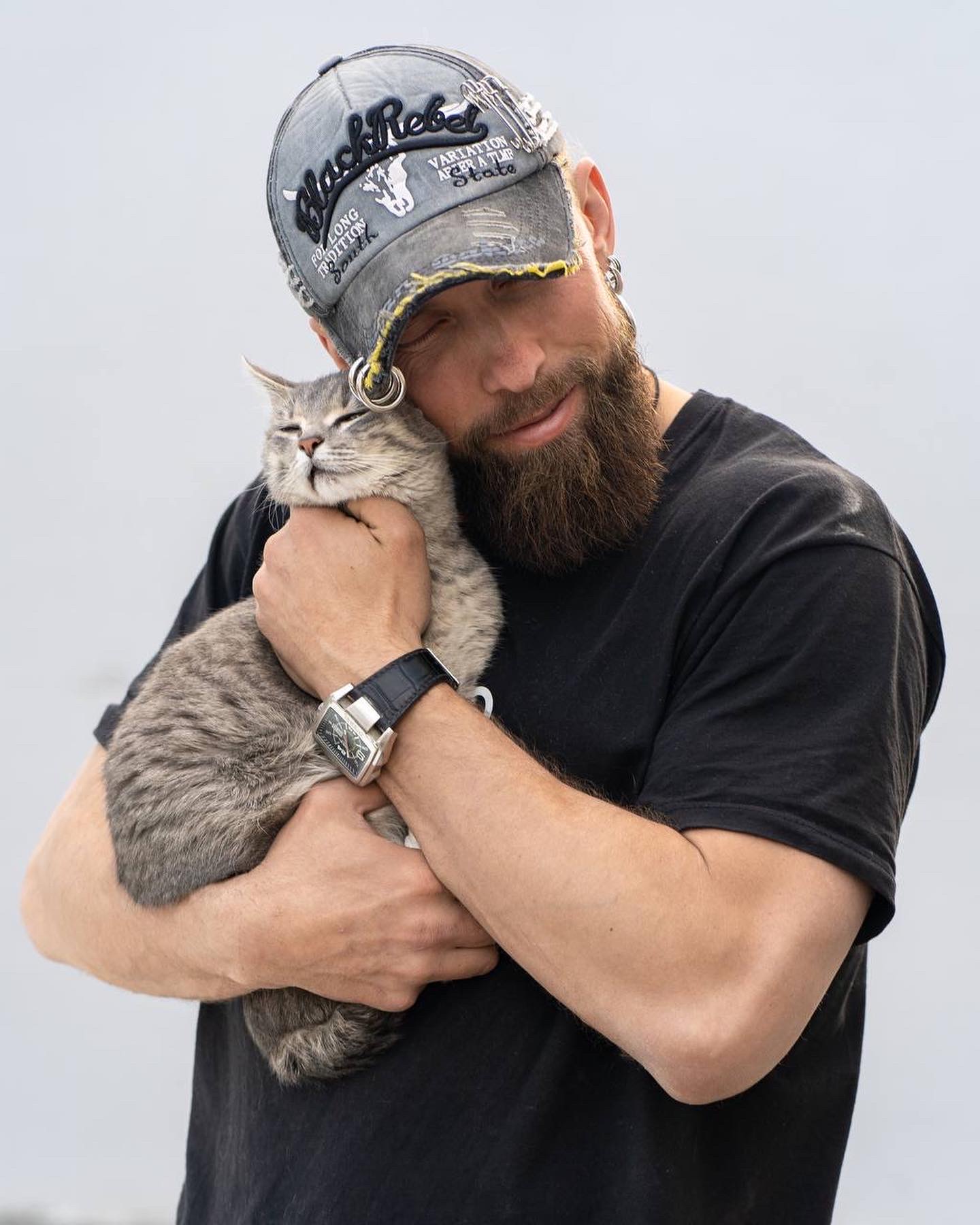 “Бородата котомамуля”: Олексій Суровцев, відомий український актор, відкриває ветеринарну клініку для безпритульних тварин