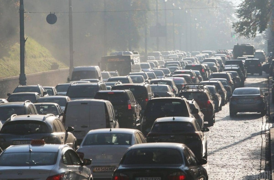 Літні подорожі: що варто мати в багажнику авто в спеку
