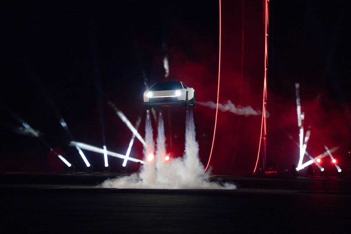 Tesla показала Roadster, який виконує трюки в повітрі: що відомо про новий електросуперкар