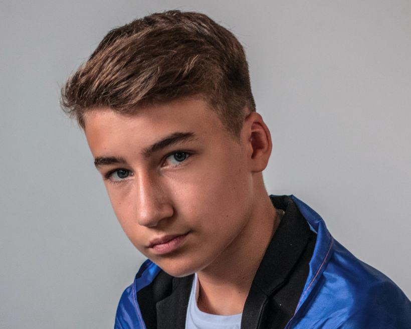 13-ти річний співак Денис Іваник вразив піснею про війну